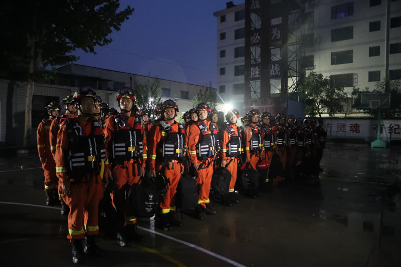 緊急馳援！山東消防274名指戰員跨區域增援河南。 山東省消防救援總隊供圖 