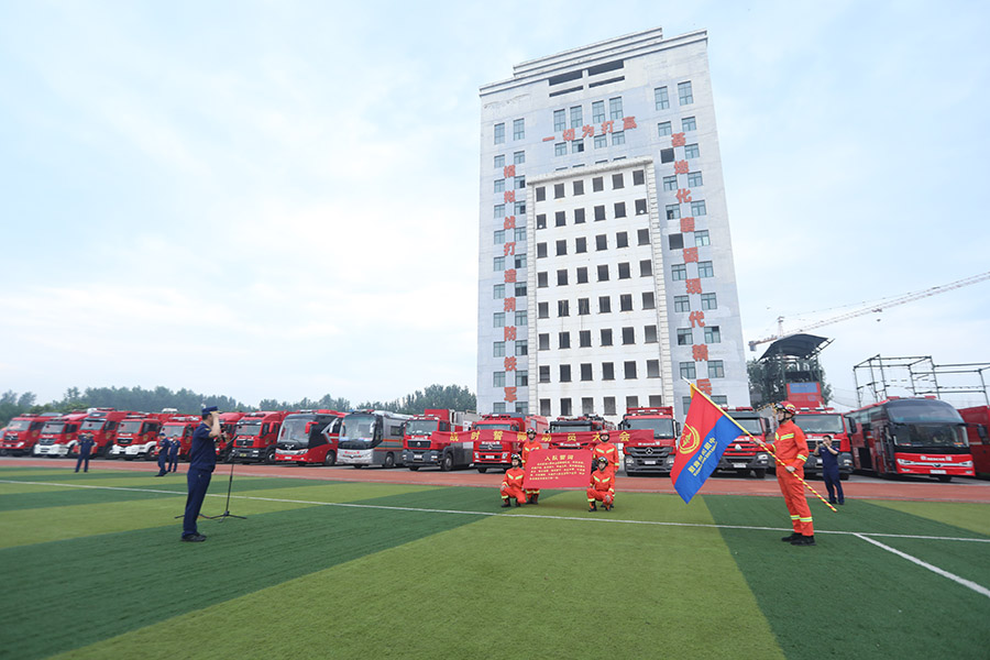 23日早上7點，隊伍按上級命令出發，前往河南省鄭州市開展救援排澇作業。（山東省消防救援總隊供圖）