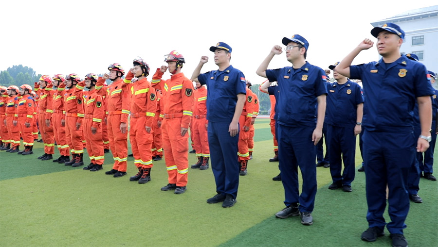 23日早上7點，隊伍按上級命令出發，前往河南省鄭州市開展救援排澇作業。（山東省消防救援總隊供圖）