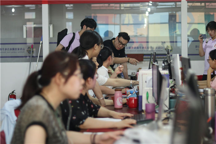 采访办公室工作人员