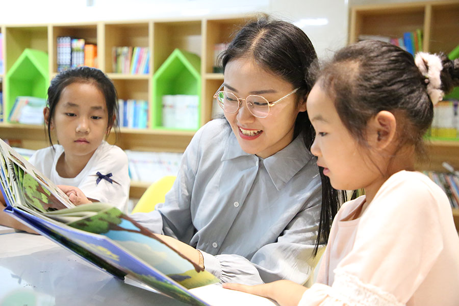老师与学生共同交流阅读心得。（摄影：陈阳）