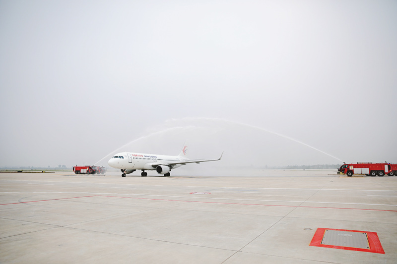 首架進港航班在隆重的“水門”儀式歡迎下順利滑入機位。 青島膠東國際機場供圖
