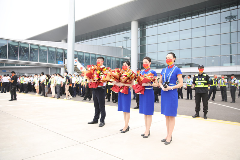 慶祝開航投運首架航班順利抵達。 青島膠東國際機場供圖