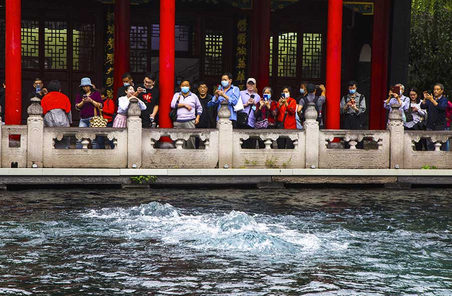 9月27日，山東濟南，在天下第一泉趵突泉景區，不少游客前來觀賞撒歡噴涌的三股水。鐘福生攝