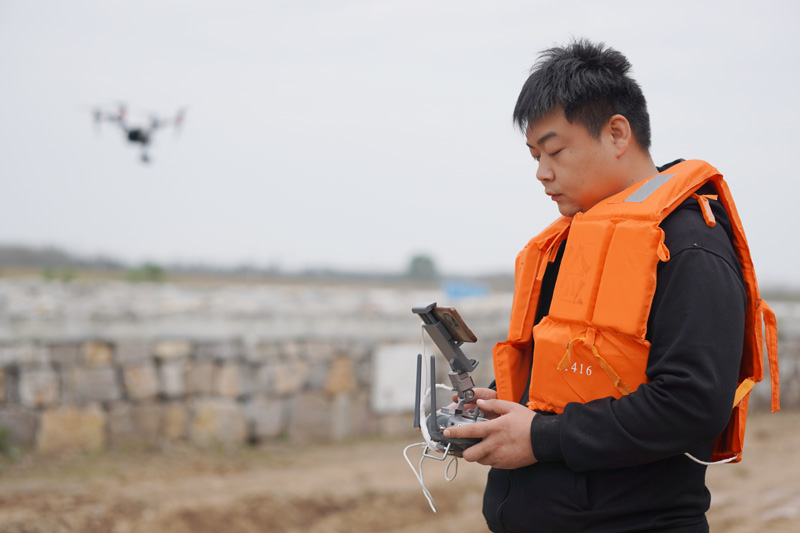 10月8日，一名防汛技術人員正准備使用無人機測繪控導工程河勢變化。 郭冬陽攝