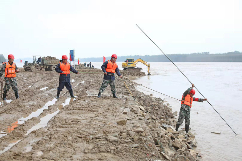 10月8日，駐守在黃河下游最窄艾山卡口處的一線防汛人員巡查值守。 張濤攝