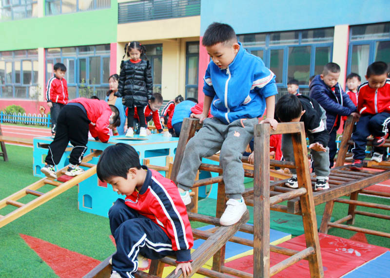 10月27日上午，山東省濟南市長清區孝裡中心幼兒園，孩子們正在玩安吉游戲。宋翠攝
