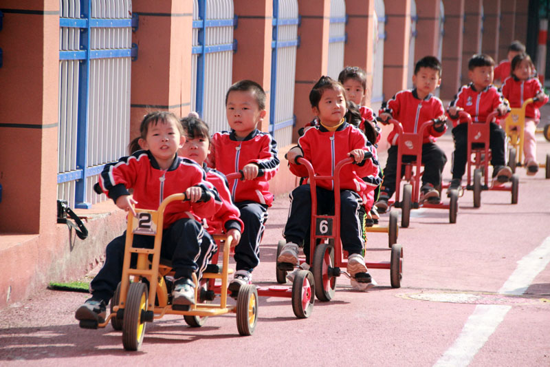 “大型”騎車隊，既鍛煉孩子們的腿部力量，又培養他們遵守交通規則的意識。宋翠攝