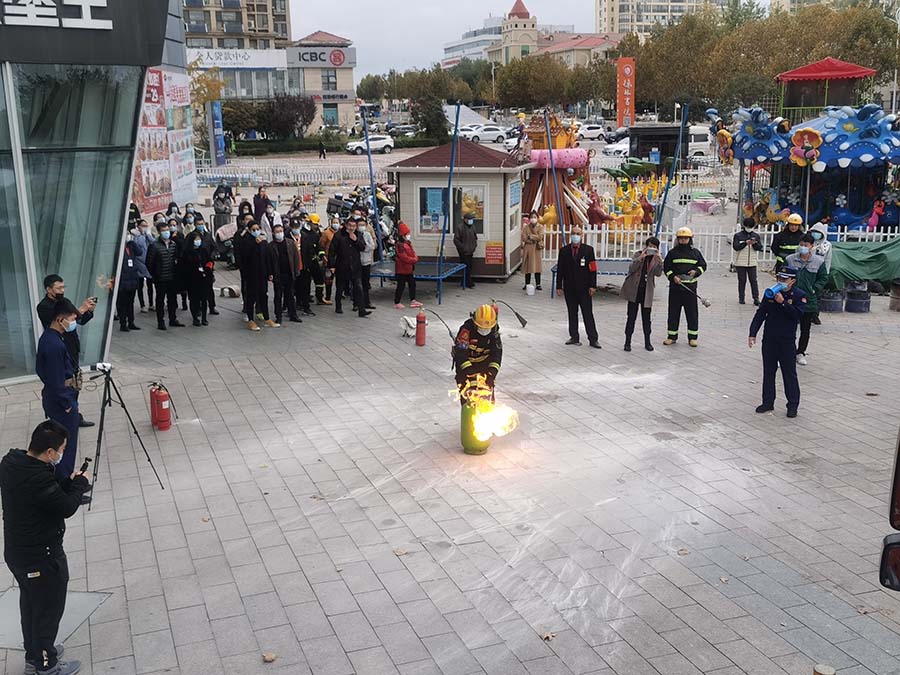 11月9日，烟台14个区市同步举行疏散逃生演练，市民广泛参与，学习防灭火和逃生技能。