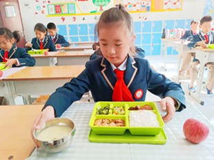 办好人民满意教育的“济南温度”：让孩子们的午餐“暖”起来