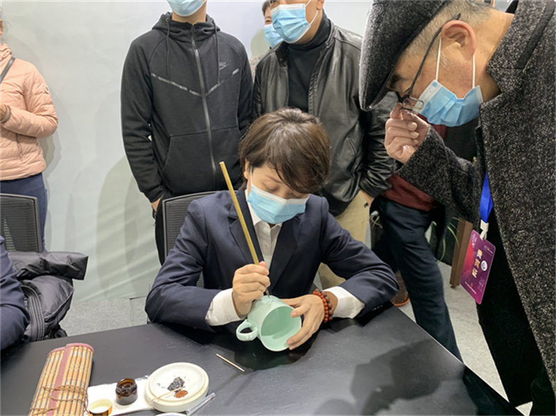 山東杰出青年陶瓷藝術家，國瓷彩繪師正在現場繪畫（攝影 談媛）