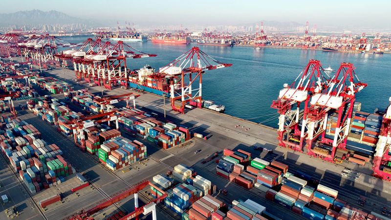 12月3日，在山東港口青島港前灣集裝箱碼頭，數艘貨輪在裝載出口貨物。 張進剛攝