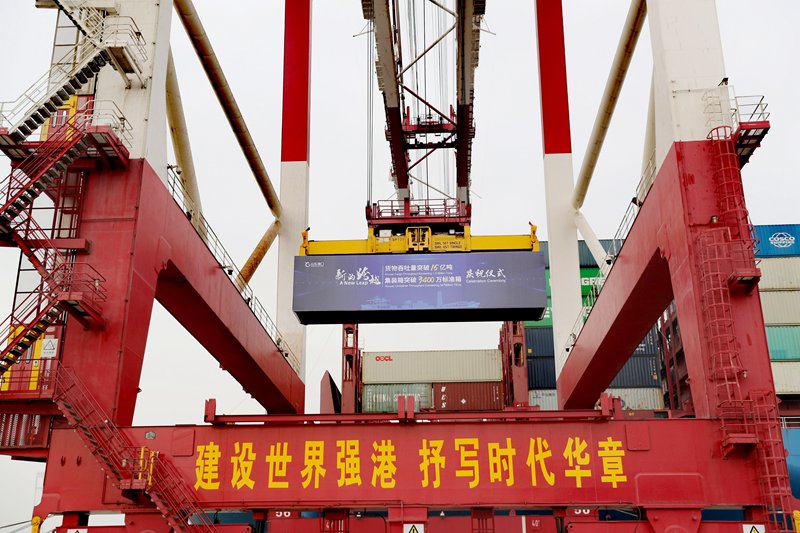 12月23日，在山東港口青島港前灣集裝箱碼頭，一艘貨輪在裝載出口的貨物。張進剛攝