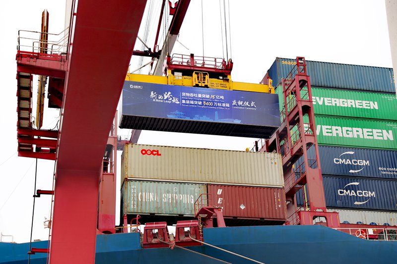 12月23日，在山東港口青島港前灣集裝箱碼頭，一艘貨輪在裝載出口的貨物。張進剛攝