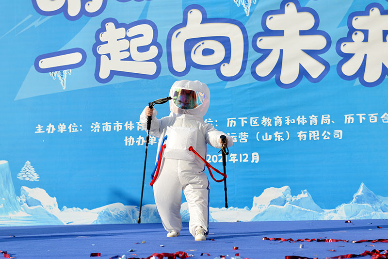 萌娃們身穿“航天服”，用萌萌的肢體動作將每個體育項目進行了演繹。劉祺攝