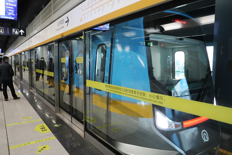 12月30日，一輛列車進入青島地鐵1號線王家港站站台。張進剛攝