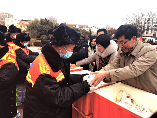 山东：民建青岛市委会向基层一线工作人员赠送“腊八粥”