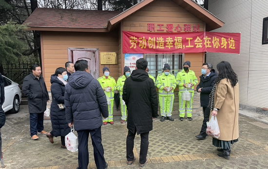 山東：民建青島市委會向基層一線工作人員贈送“臘八粥”