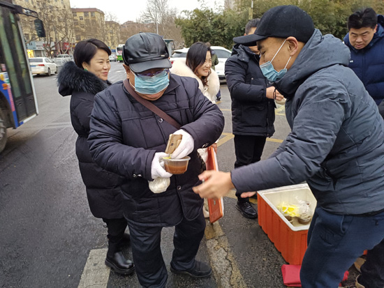 山东：民建青岛市委会向基层一线工作人员赠送“腊八粥”