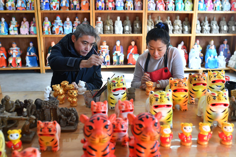 2022年1月，在山東省青島市城陽區河套街道，劉梅玲與弟弟一起創作虎年系列泥塑作品。 王海濱攝