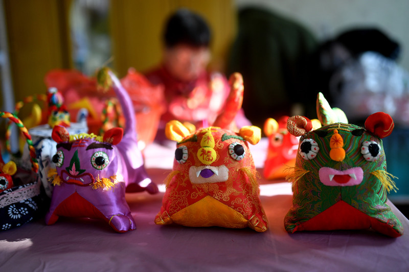 2022年1月，在山東省青島市城陽區河套街道，民間手藝人趙建美正在為春節趕制手工布老虎。 王海濱攝