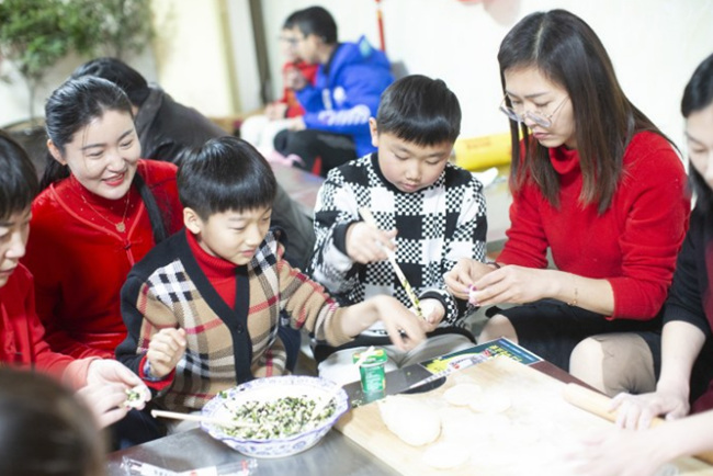 10组家庭欢聚山东，提前感受春节的快乐与幸福。 王静摄