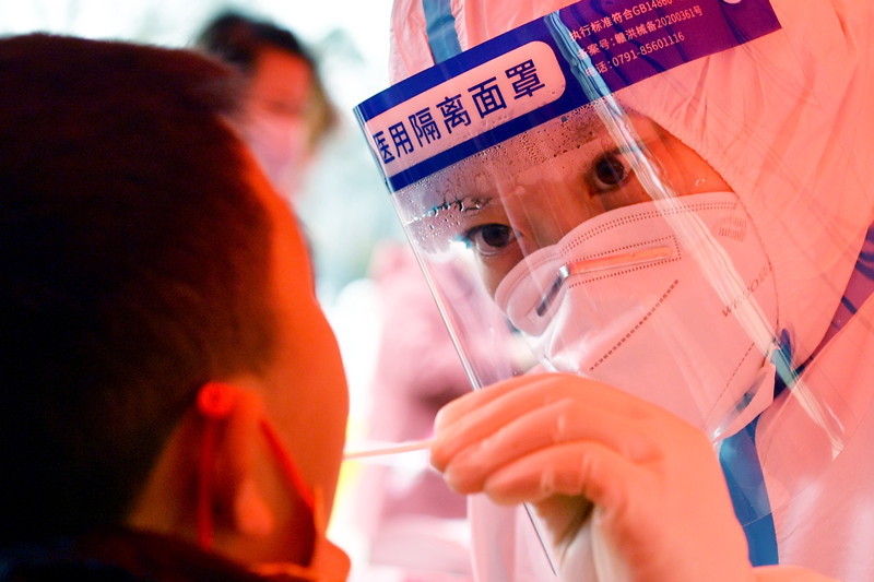 2022年3月19日，在山東省青島市城陽區流亭街道核酸檢測現場，一名醫護人員為小朋友做核酸檢測。 王海濱攝