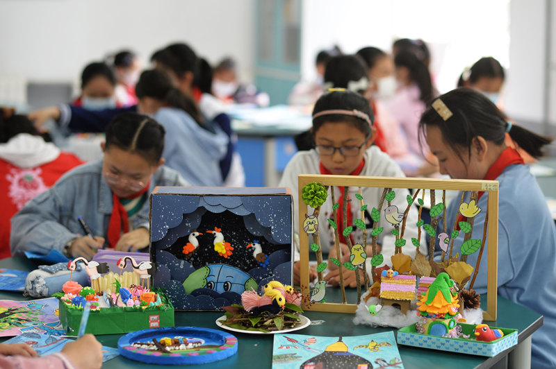 2022年5月12日，在山東省青島市宜陽路小學舉行的“校園愛鳥周”主題活動上，學生們繪制愛鳥護鳥主題畫作。 王海濱攝