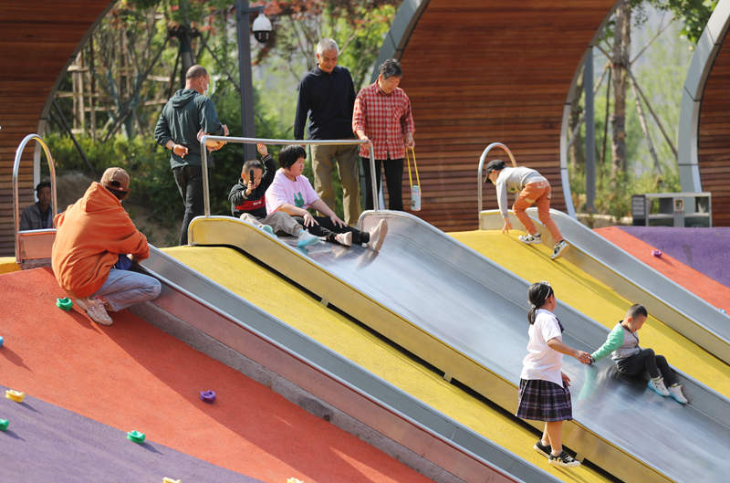市民就近到“口袋公園”游玩，提升了獲得感和幸福感。 張進剛攝
