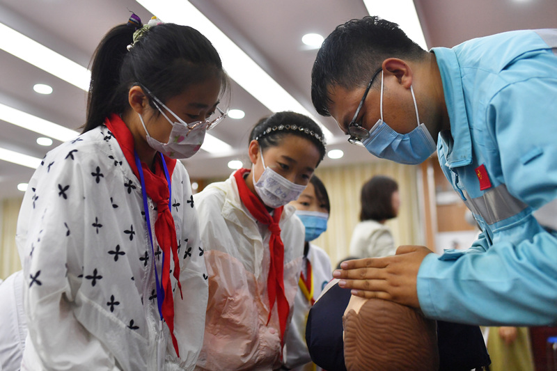 2022年6月20日，山東省青島市市北實驗初中小學部的學生在“防溺水安全教育”課堂上學習掌握人工呼吸方法。 王海濱攝