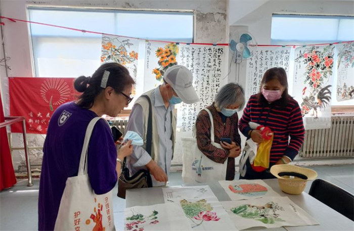 開設書畫展。
