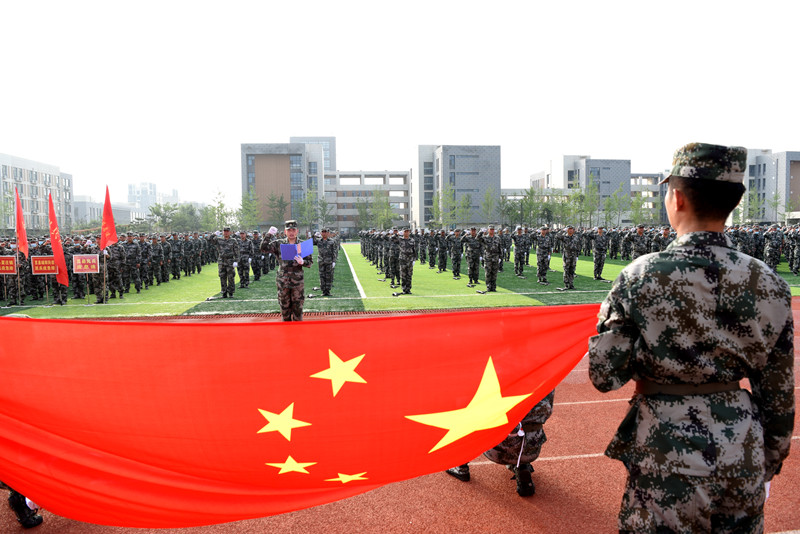 全體民兵面對國旗宣誓。