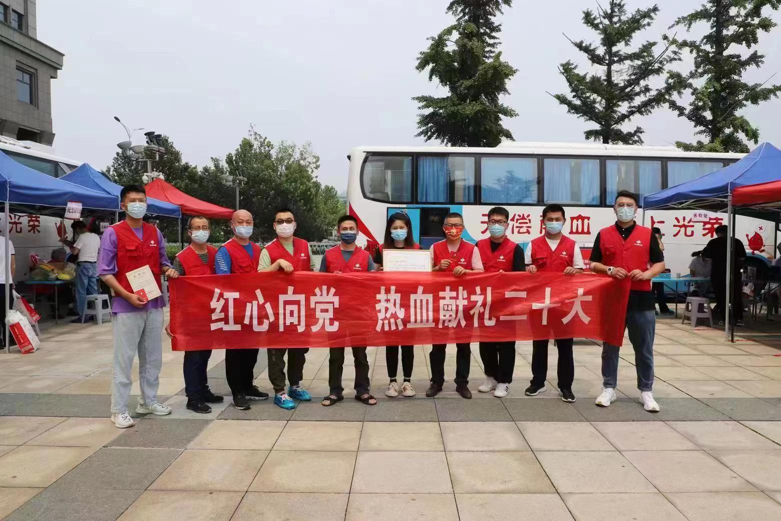 1. 潍坊福彩组织党员职工参加无偿献血活动。摄影：韦彩峰