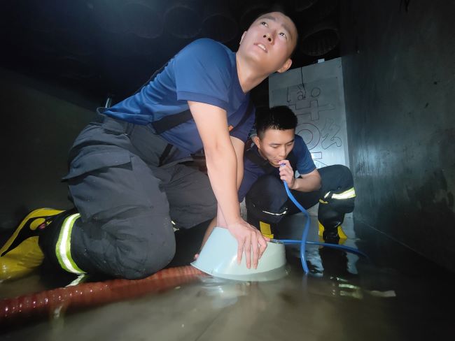 LPL比赛下注济南消防：奋战两小时助被淹商铺脱困