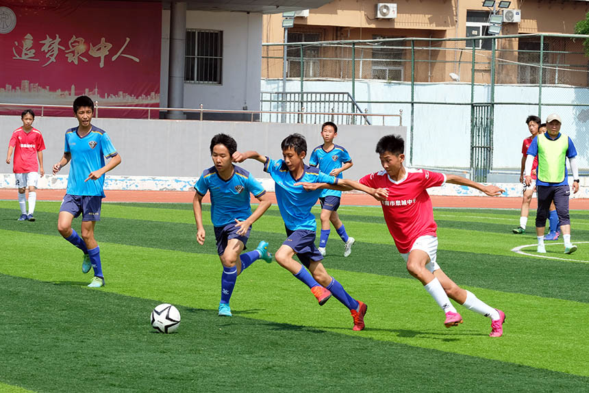 两支校园球队小将们在足球对抗赛上激烈角逐。殷文浩摄