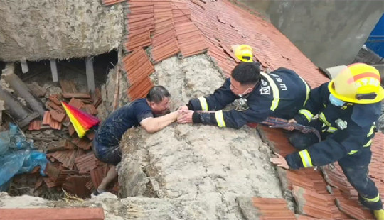 山东济南：暴雨致房顶坍塌，1人被困，消防火速救出