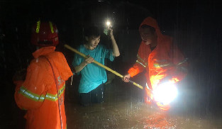山东日照：突降暴雨 消防紧急营救被困群众