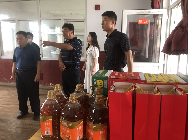 孙浩的父亲介绍此行的目的。 张松正摄