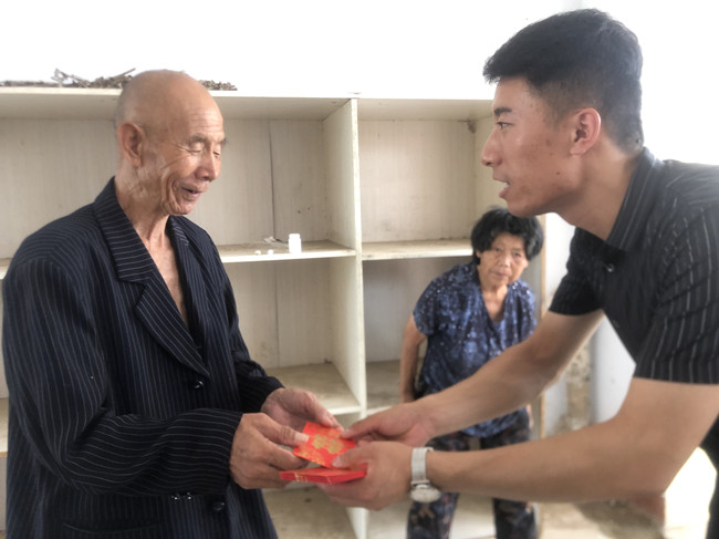 孙浩恭敬地送上新婚红包。 张松正摄
