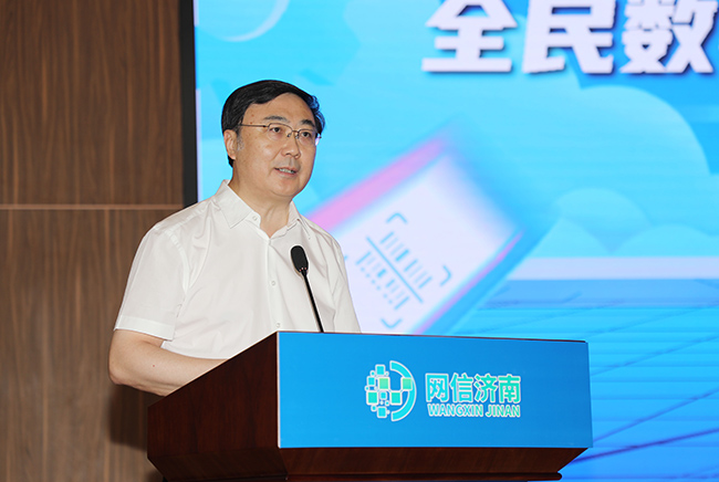 济南市委副书记杨峰致辞。