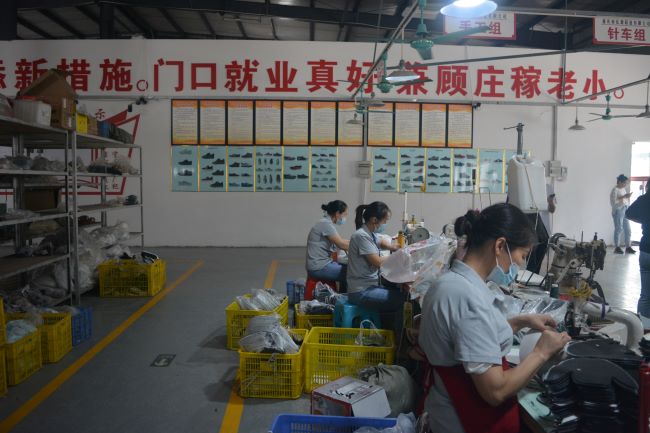 扶貧車間滿足了農村貧困人員門口就業的願望 逄鑫珊 攝