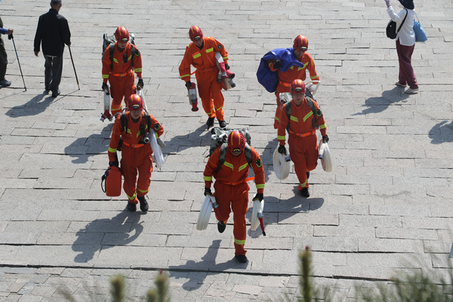 日复一日的负重训练，徒步行进。 泰山消防救援站供图