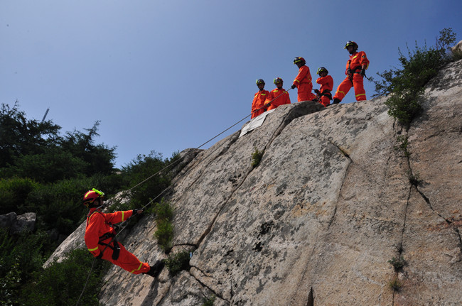 开展山岳救助训练。 泰山消防救援站供图