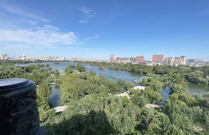 超然楼俯瞰大明湖 乔姝摄