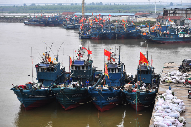 修整好的漁船蓄勢待發，漁民開始往船上運送漁網和生活用品。王海濱攝