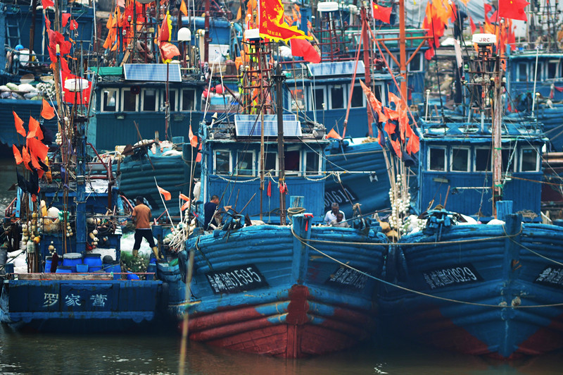 2022年8月30日，在山東省青島市城陽區河套街道漁港，修整好的漁船蓄勢待發，漁民開始往船上運送漁網和生活用品。王海濱攝