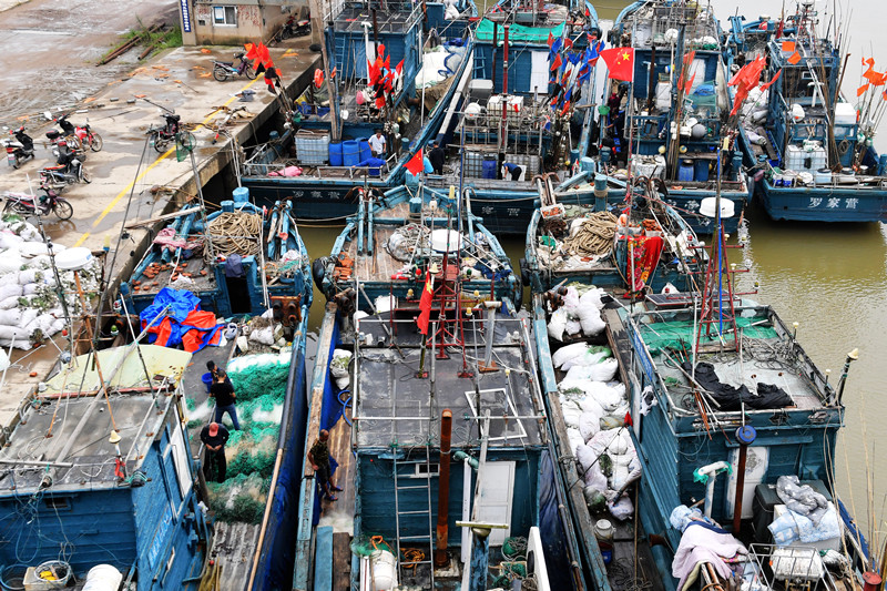 修整好的漁船蓄勢待發，漁民開始往船上運送漁網和生活用品。王海濱攝