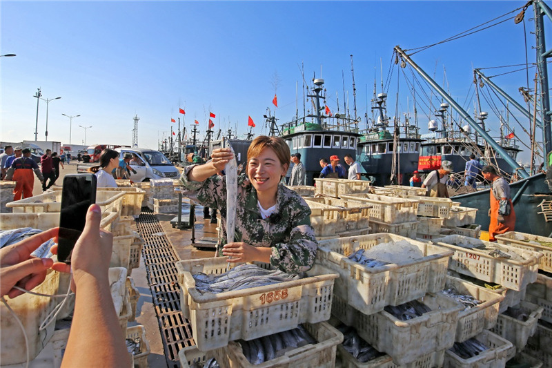 貨商、網商正在日照中心漁港港碼頭搶購今秋最新鮮的魚貨海鮮。薄林 攝