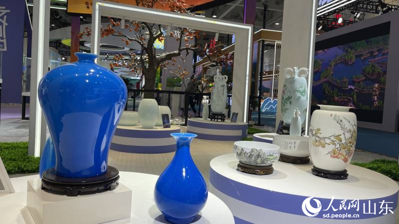 山東國際會展中心會場展示的琉璃、陶瓷等精品，充分展示淄博手造魅力。喬姝攝