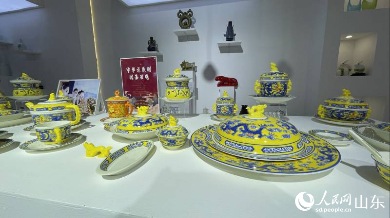 山東國際會展中心會場展示的琉璃、陶瓷等精品，充分展示淄博手造魅力。喬姝攝